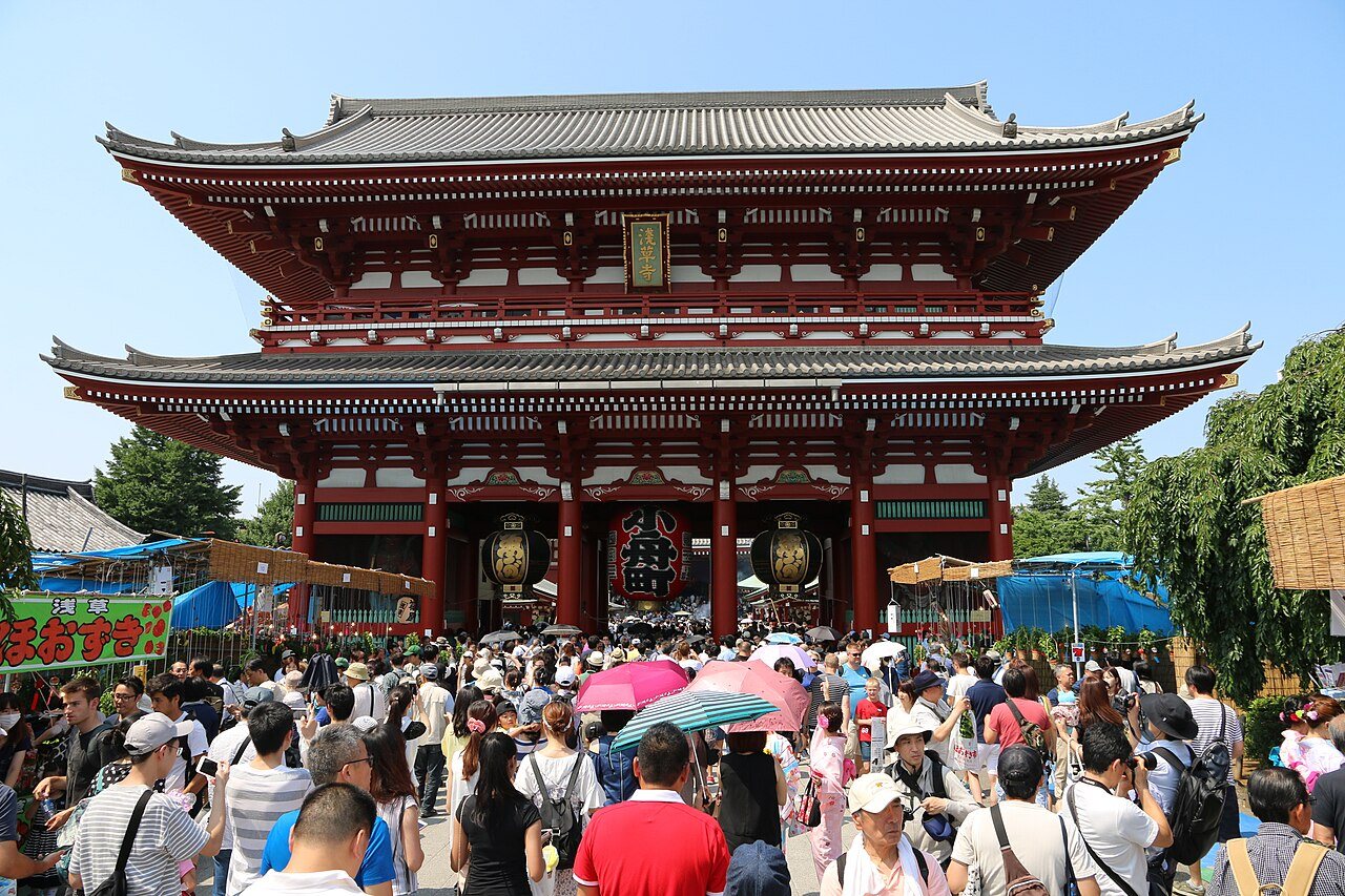 Overtourism in Tokyo — crowds at Kaminarimon, Sensō-ji, Asakusa