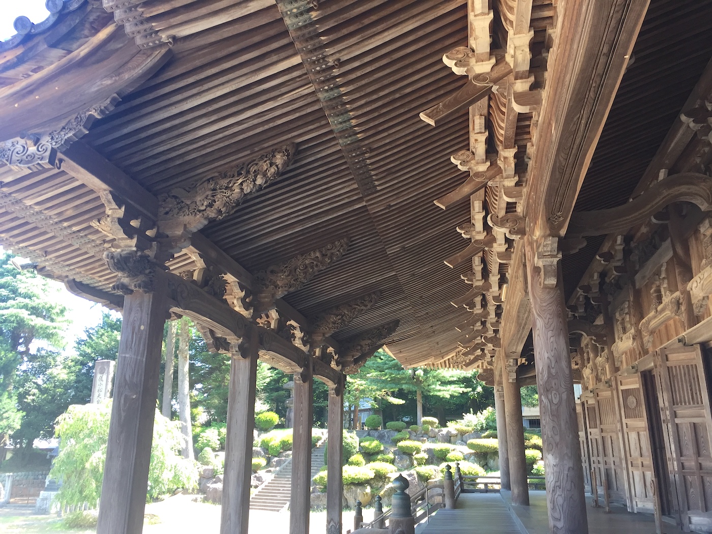Zuisenji Temple carved eaves